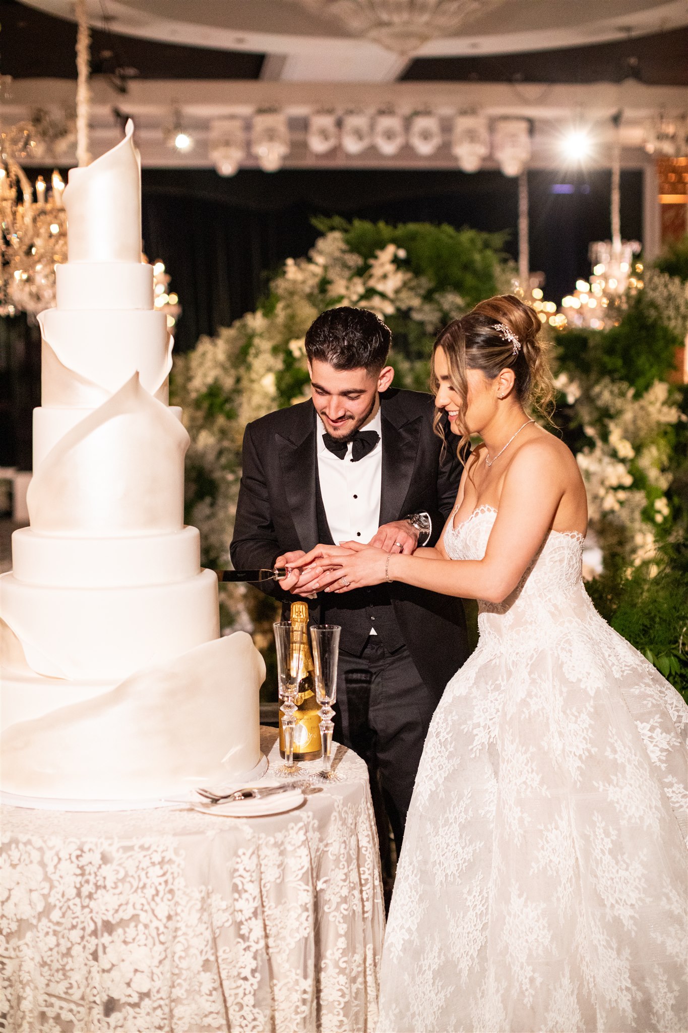 wedding cake cutting