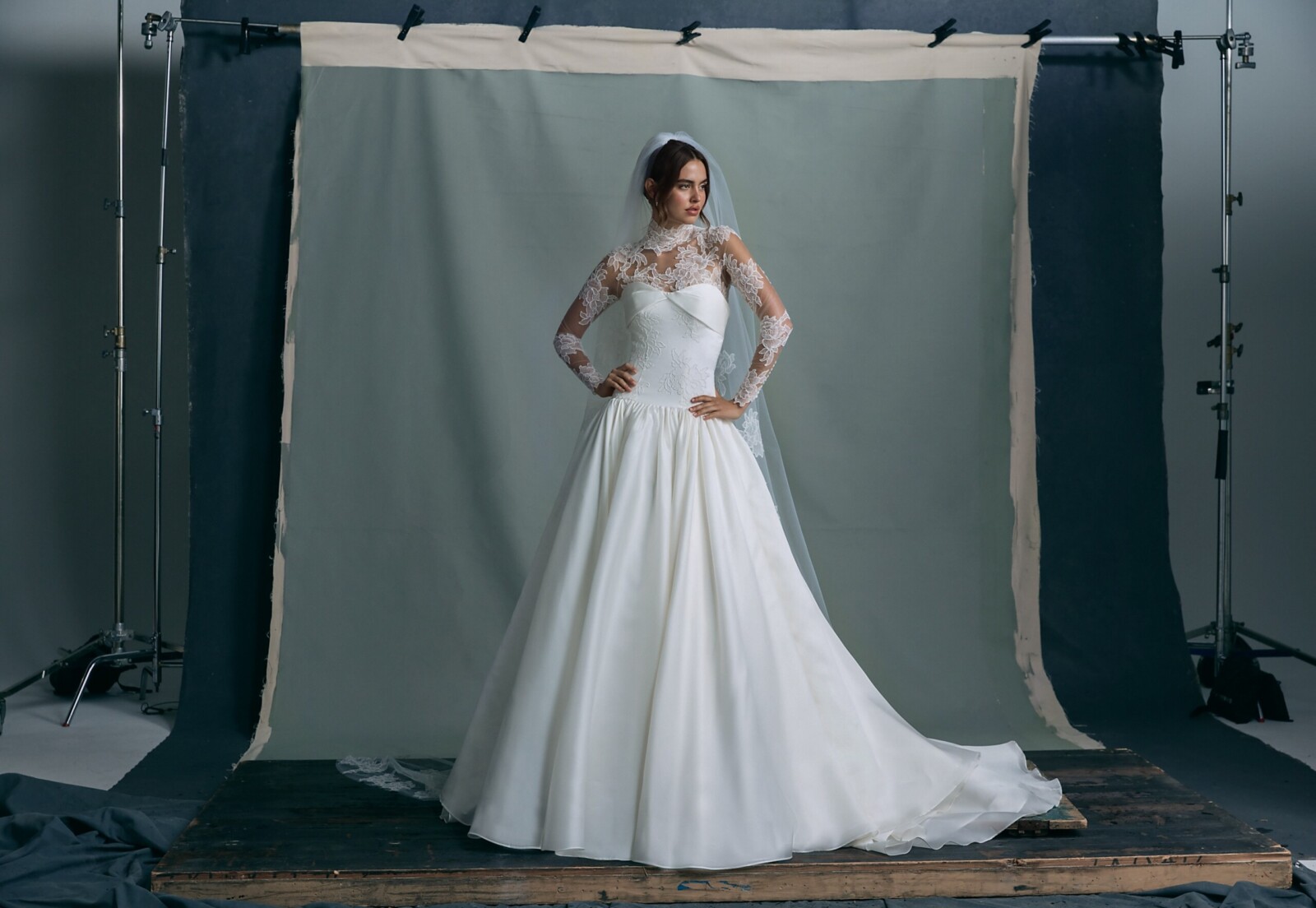 noblesse-veil-anne-barge-wedding-dress-12