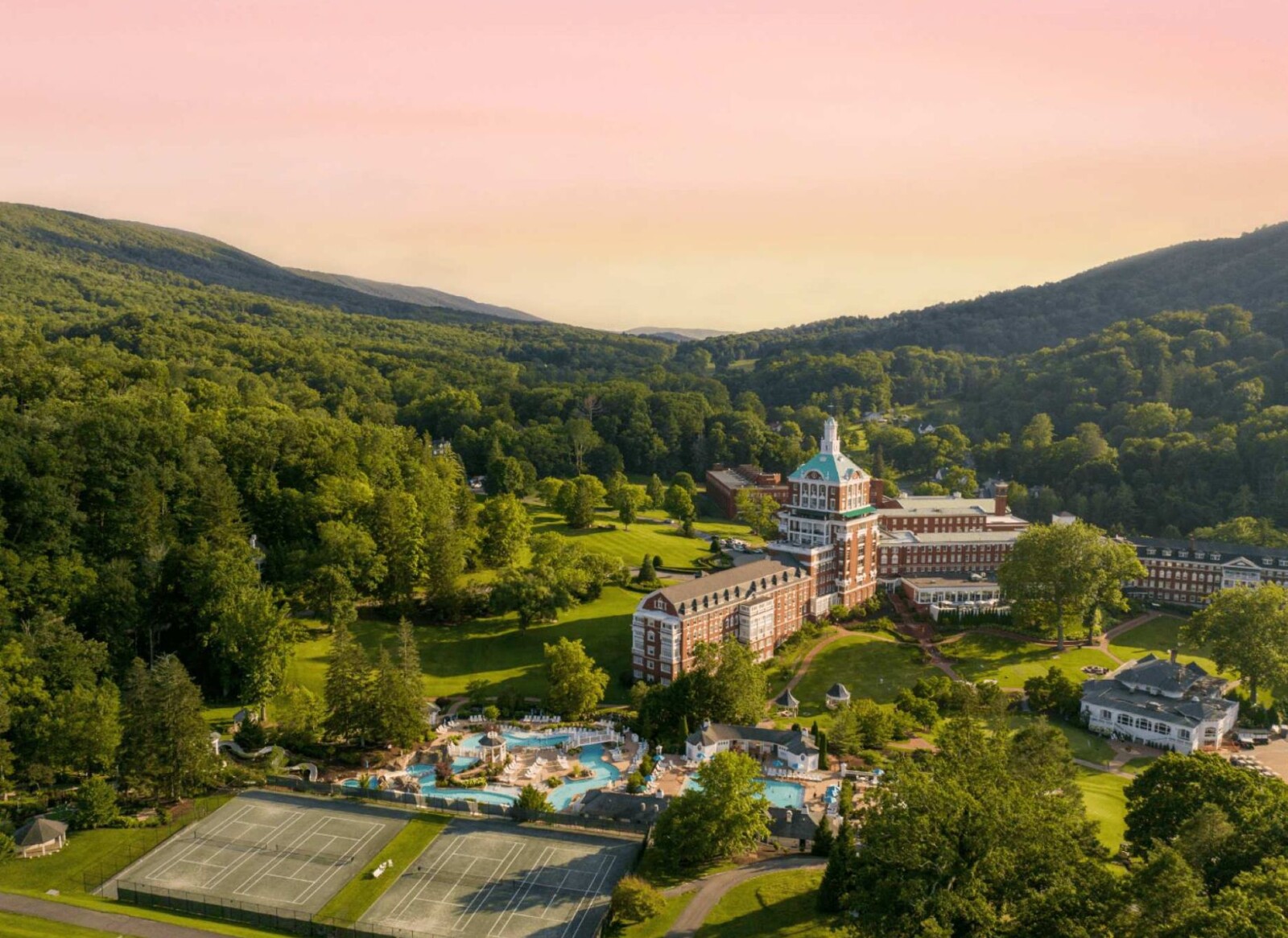 omni-homestead-resort-exteriors-202506090033