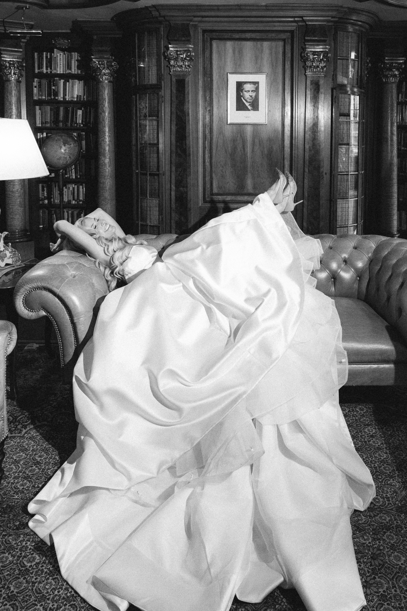 schloss-leopoldskron-wedding-salzburg-25 black and white bridal portrait at Schloss Leopoldskron
