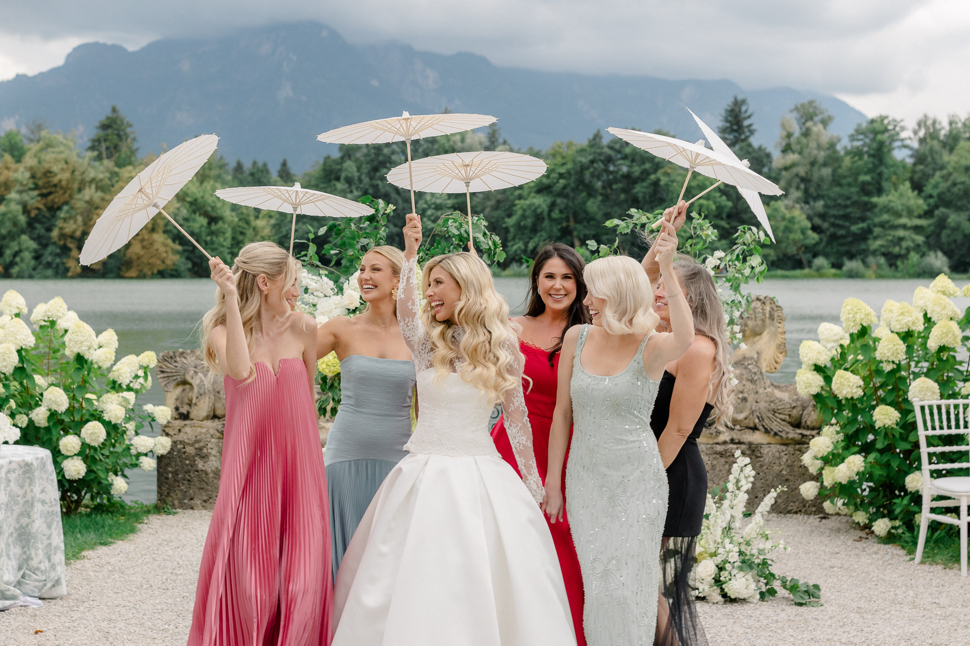 schloss-leopoldskron-wedding-salzburg-95 bride and friends with parasols