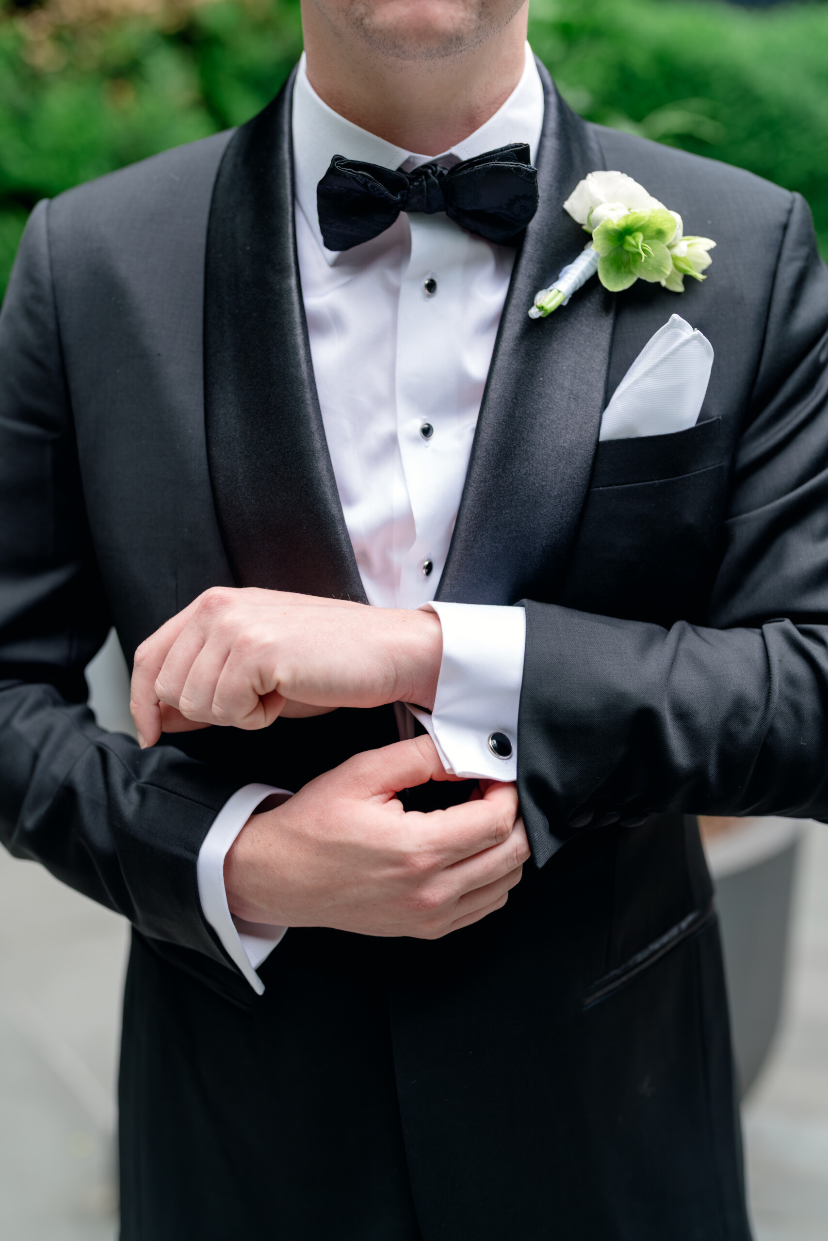 RV_00343 grooms portrait accessory details